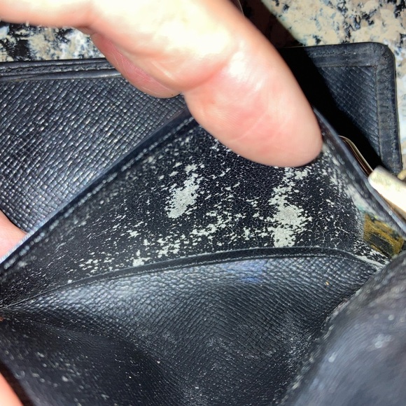 Louis Vuitton VINTAGE Epi 6 Key Holder in a beautiful noir color. - Picture 8 of 12